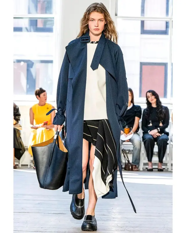 За об'ємні сумки "голосують", зокрема Proenza Schouler (на фото), Louis Vuitton і Hermès