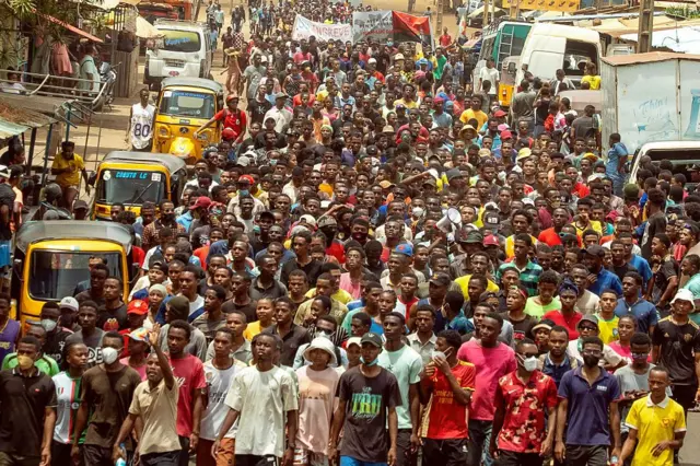 Waandamanaji wanaoipinga serikali huko Antsiranana, Madagascar waliandamana Oktoba 2, 2025, wakitaka kufanyike mgomo wa jumla kumshinikiza Rais Andry Rajoelina ajiuzulu. 