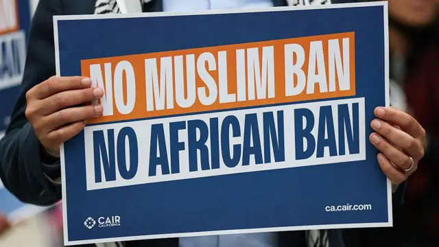  "Não à proibição de muçulmanos, não à proibição de africanos."