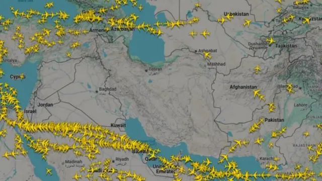 flightradar'ın uçuşları sarı uçak çizimleriyle gösteren grafiğinde İran hava sahası boş görünüyor. 