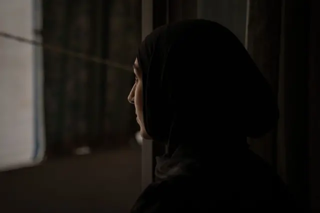 Rihab alikuwa amewekwa skurubu sita katika uti wa mgongo na tatu kiunoni.Ilimlazima kuvaa kitu cha kukazia kwa miezi 