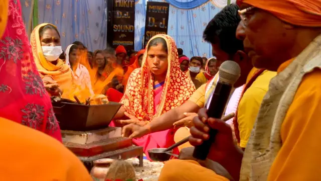 ख्रिश्चन आदिवासींच्या हिंदू धर्मात येण्याला ते घरवापसी म्हणतात. या हिंदुत्ववादी कार्यक्रमाबद्दल वाद होत असतात.