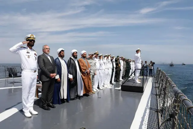 در این تصویر که ارتش ایران منتشر کرده، شماری از مقام‌های محلی و نیروهای نیروی دریایی ایران در کنار نظامیان روسیه و چین در جریان یک رزمایش مشترک دریایی در خلیج عمان حضور دارند. این مانور نظامی در ۱۲ مارس ۲۰۲۵ برگزار شد و به گفته رسانه‌های ایرانی با هدف تقویت همکاری‌های نظامی میان سه کشور انجام شده است.