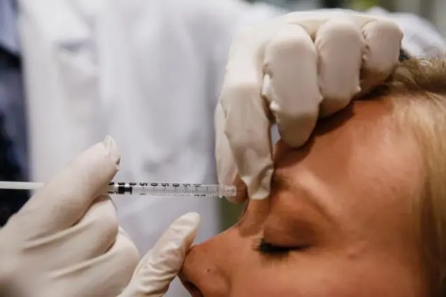 महिलालाई बोटोक्स प्रयोग गरिँदै