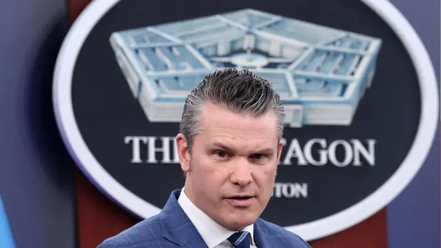 美国国防部长皮特·赫格塞斯在五角大厦新闻发布室举行新闻发布会,此前宣布了伊朗战争为期两周的停火协议。