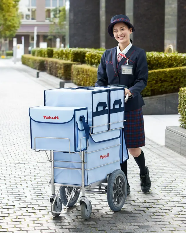 招聘广告上的一位养乐多小姐（养乐多本社宣传图片）