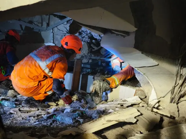 El equipo conjunto sigue buscando a 38 personas que, según se informa, no han sido encontradas y se sospecha que están atrapadas entre los escombros.