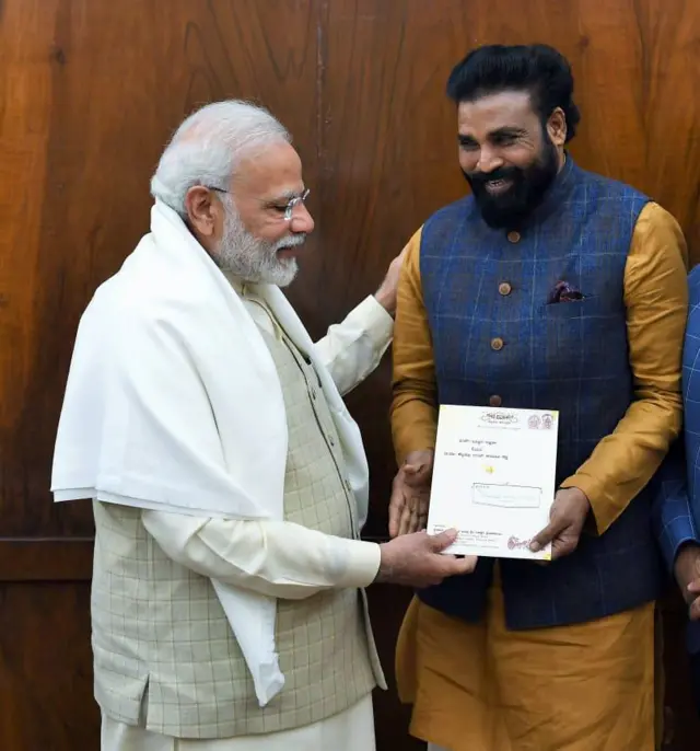 बेल्लारी से चुनाव लड़ रहे श्रीरामुलु पीएम मोदी के साथ (फाइल फोटो)