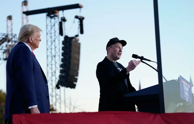 Donald Trump observando Elon Musk discursar durante comíciocasa de apostas é ilegalButler, na Pensilvânia,casa de apostas é ilegal5casa de apostas é ilegaloutubrocasa de apostas é ilegal2024