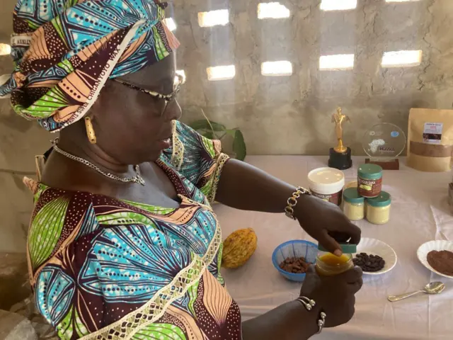 Dame sieto ouvrant un pot de beurre de cacao