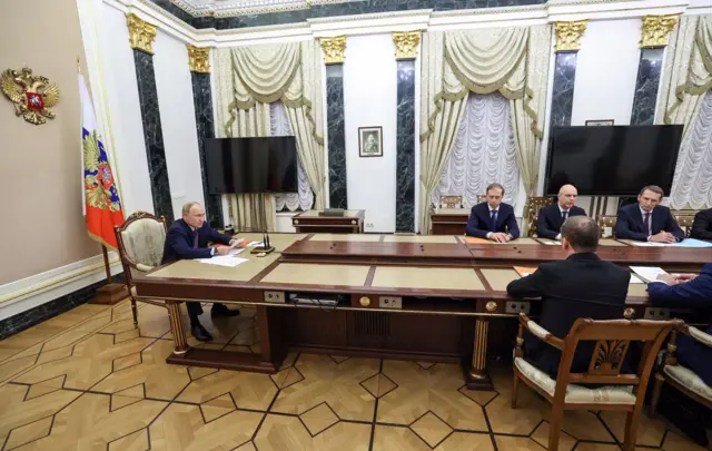 ТАСС агенттиги Путин Коопсуздук кеңештин өзөктүк куралды колдонуудан кармануу боюнча туруктуу кеңешмесин биринчи жолу ачык өткөрдү деп белгиледи