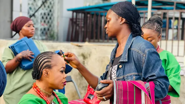 Awọn obinrin kan n ṣe ara loge nibi ayẹyẹ Ojude Oba.