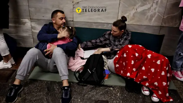 Люди в київському метро перечікують ракетний обстріл