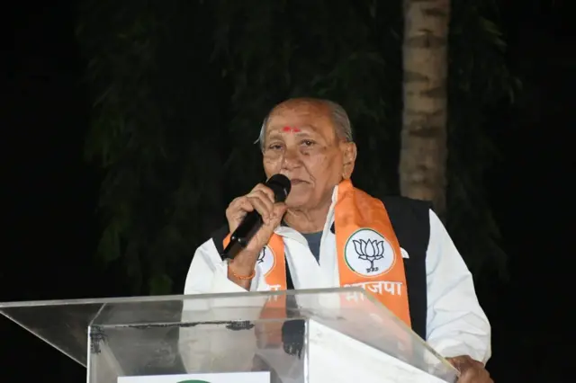 યોગેશ પટેલ વર્ષ 1990માં પ્રથમ વખત જનતા દળમાંથી રાવપુરા બેઠક પરથી વિધાનસભાની ચૂંટણી લડ્યા હતા
