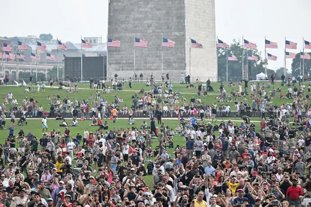 La gente observa el desfile del 250º aniversario del ejército en Washington, DC, el 14 de junio de 2025.