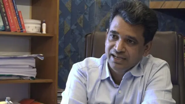 অভিযুক্ত ট্রাভেল এজেন্সি- বিকন ট্যুর অ্যান্ড ট্রাভেলসের প্রধান নির্বাহী কর্মকর্তা (সিইও) মো. জসিম উদ্দিন