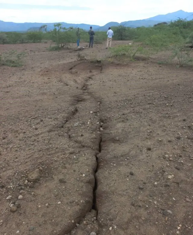 በመሬት መንቀጥቀጥ የተሰነጠቀ መሬት