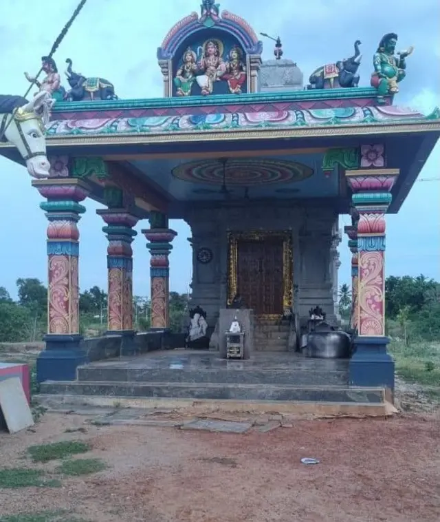 தங்கள் கிராமத்தில் இன்றளவும், தீண்டாமை இருந்து வருவதாகக் கூறுகிறார் சுந்தர்ராஜன்