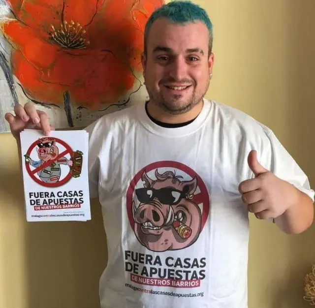 Santiago Caamaño com camiseta contra casasquanto tempo demora deposito sportingbetaposta