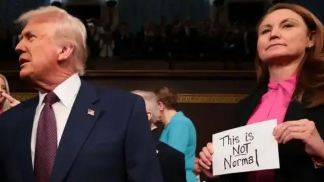 "Бу нормал эмас" дейилади демократлардан бири кўтариб олган ёзувда.