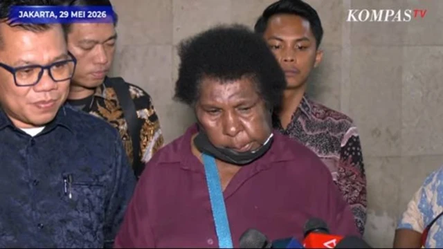 Yasinta (kanan) saat ditemani tim kuasa hukumnya, Tongku Solah Hamonangan Daulay (kiri), Feri Kurniawan (kiri belakang) dan Ramanda Ansori (kanan belakang).