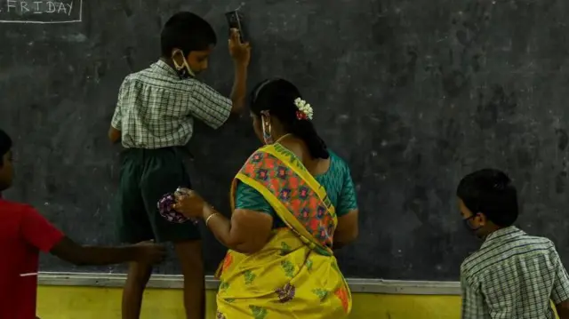 தமிழ் மொழி அட்லஸ் தரவுகள் கூறும் செய்தி என்ன?