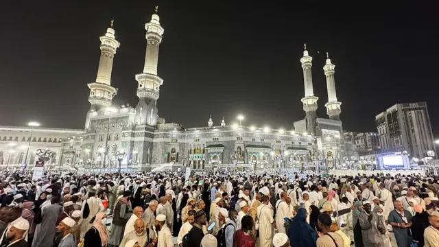 Muslimiinta, oo u imaanaya Maka adduunka oo dhan si ay u gutaan waajibaadka Xajka, oo waqti ku qaataan oo ku tukadaan Xaramka Al-Shariif ee Mecca, Saudi Arabia 2da Juun 2025