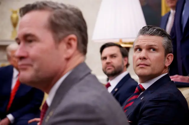 El asesor de Seguridad Nacional, Mike Waltz, el secretario de Defensa, Pete Hegseth; y (al fondo) el vicepresidente, JD Vance.