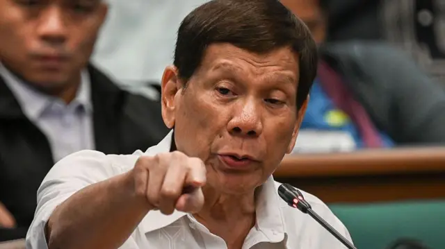 Бывший президент Филиппин Родриго Дутерте жестикулирует во время слушаний в Сенате по поводу войны против наркотиков в период его правления, Манила, 28 октября 2024 года.