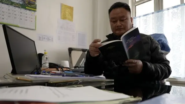 નવાંગ છોટ્ટા પોતાનું પુસ્તક વાંચતા