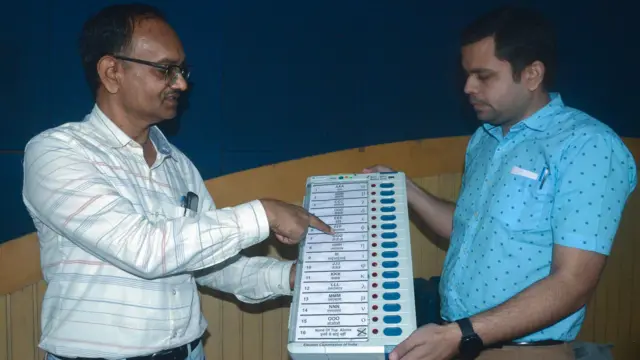 ईवीएम के बारे में बता रहे चुनाव आयोग