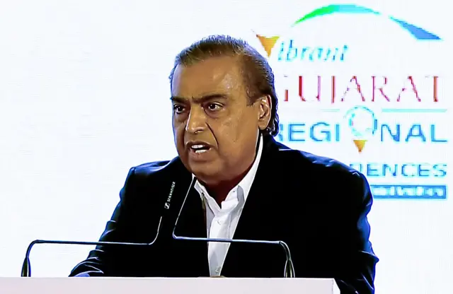 રવિવારે રાજકોટના મોરબી રોડ ખાતે યોજાયેલી વાઇબ્રન્ટ ગુજરાત ગ્લોબલ ઇન્વેસ્ટર્સ સમિટ એટલે કે વાઇબ્રન્ટ ગુજરાતના પ્રથમ દિવસે દેશના ટોચના ઉદ્યોગપતિઓ હાજર રહ્યા હતા. મુકેશ અંબાણી, અદાણી ગુજરાત બીબીસી ગુજરાતી વડા પ્રધાન નરેન્દ્ર મોદી