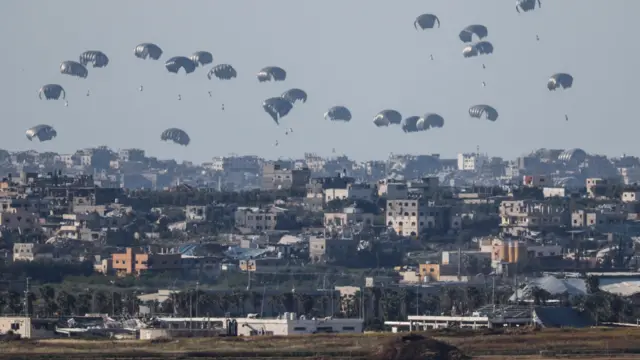 Гуманитарную помощь сбрасывают на парашютах