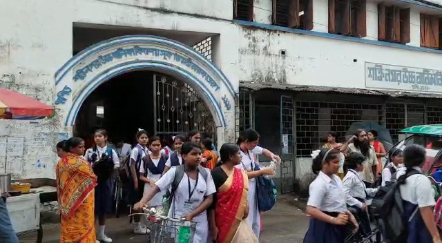 পশ্চিমবঙ্গ রাজ্য সরকারী বোর্ডের দ্বাদশ শ্রেণীর সিলেবাসেও মুক্তিযুদ্ধের ইতিহাস পড়ানো হয় বিস্তারিত ভাবেই।