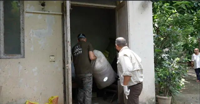 सांप रेस्क्यू के दौरान ली गई एक तस्वीर.