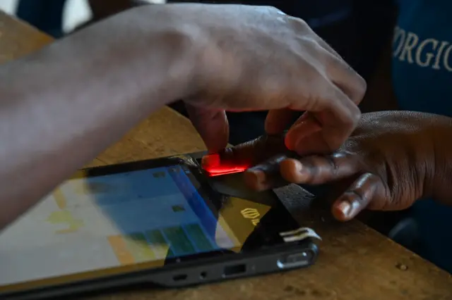 Un fonctionnaire de la Commission électorale indépendante ivoirienne inscrit un électeur lors des premières étapes de la révision de la liste électorale nationale à Abidjan, le 16 novembre.