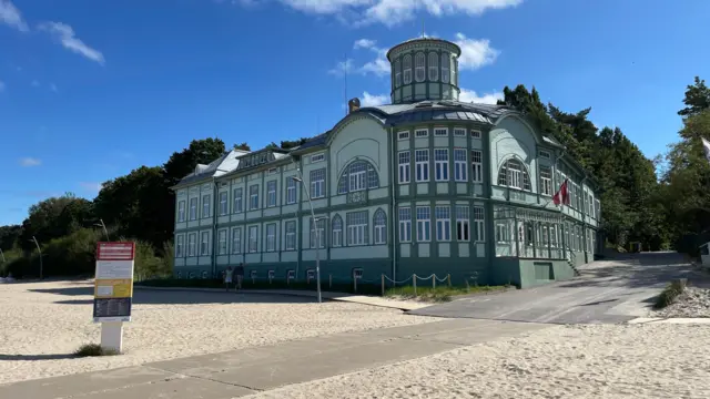 Na obali Riškog zaliva nalazi se još jedno zdanje u secesiji - kuća na plaži Emilije Racene, stara više od jednog veka