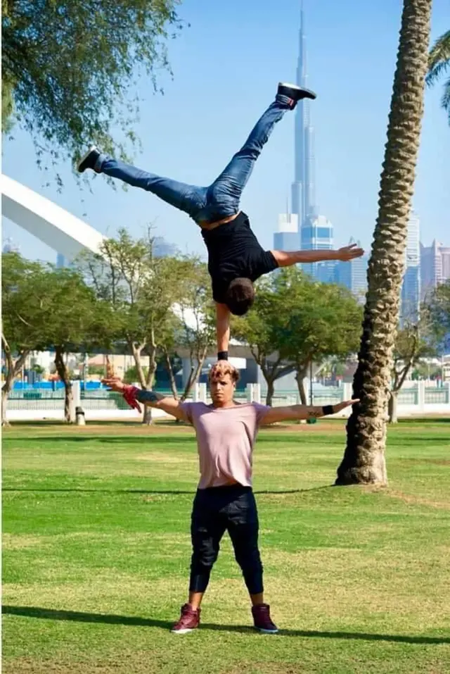 Julián Moreno cargando un colega en la cabeza