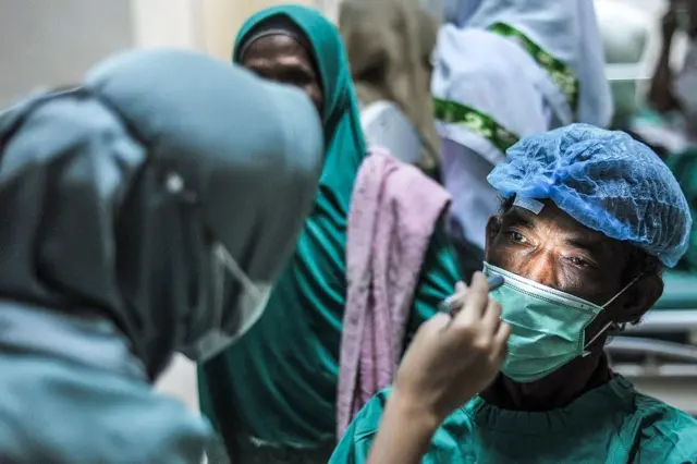 Peserta bakti sosial operasi katarak mendapatkan pemeriksaan dari dokter muda sebelum menjalani operasi di RSUD Raden Mattaher, Jambi, Sabtu (24/05).