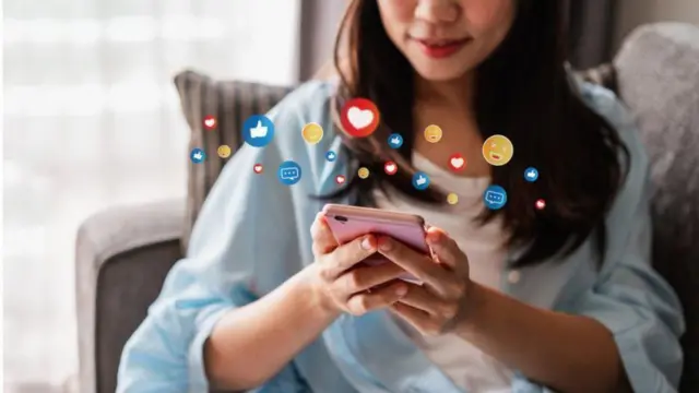 बालबालिकामा मोबाइलको लत लाग्नुमा अभिभावकले अधिक मोबाइल चलाउनु पनि एउटा कारण हो