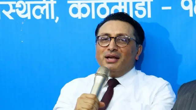 सत्तारुढ रास्वपाका उपसभापति समेत रहेका अर्थमन्त्री स्वर्णिम वाग्ले र प्रधानमन्त्रीका राजनीतिक सल्लाहकार समेत रहेका उक्त पार्टीका सहमहामन्त्री असिम शाह