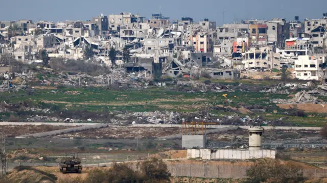 Израильский танк на фоне руин сектора Газа