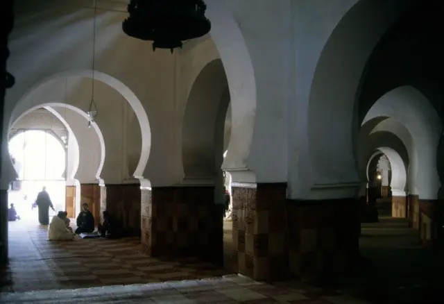 Dans les couloirs de la mosquée Al-Qarawiyyin