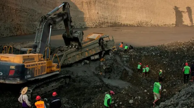 မြေပြိုလို့ လူတွေ အစုလိုက် အပြုံလိုက် မကြာခန သေဆုံးရတဲ့ ဖားကန့် ကျောက်စိမ်းမြေ