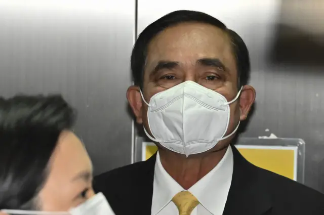 นายกรัฐมนตรีเข้าร่วมการอภิปรายวันแรก