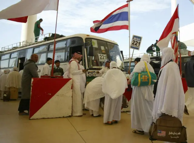 হজযাত্রীরা এধরনের বাসে চড়েই এক শহর থেকে অন্য শহরে ভ্রমণ করেন