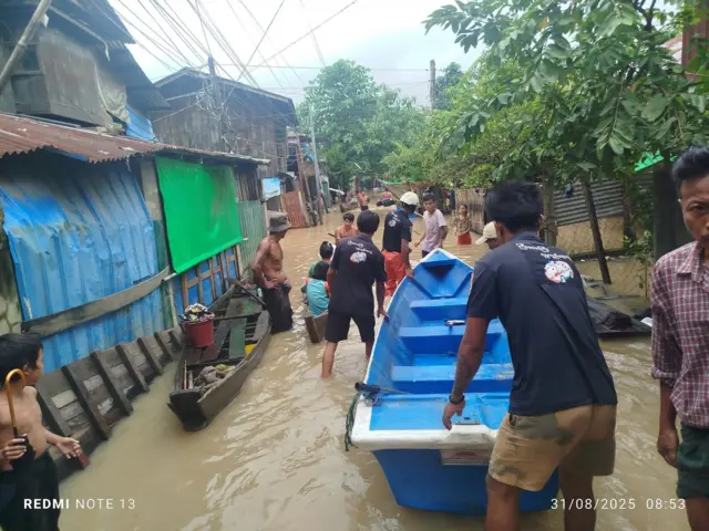 တောင်ငူမြို့နယ်မှာ ရေတက်လာတာကြောင့် ကူညီရွှေ့ပြောင်းနေကြပါတယ်။