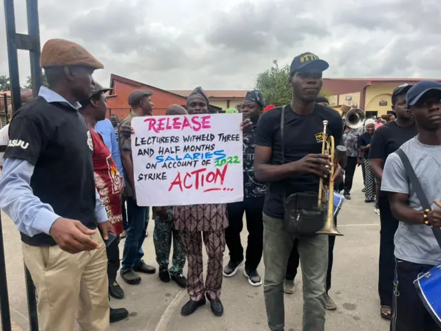 Di protesting lecturers carry banner wey dey call for Nigeria goment to release dia three and half months salary wey dem seize.