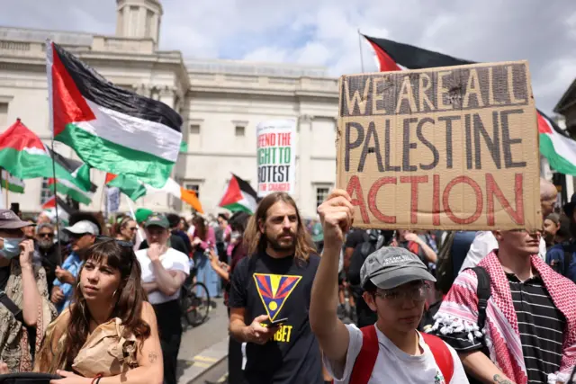 شخص يحمل لافتة خلال مظاهرة لدعم العمل الفلسطيني في ميدان ترافالغار، لندن، بريطانيا، 23 يونيو 2025.
