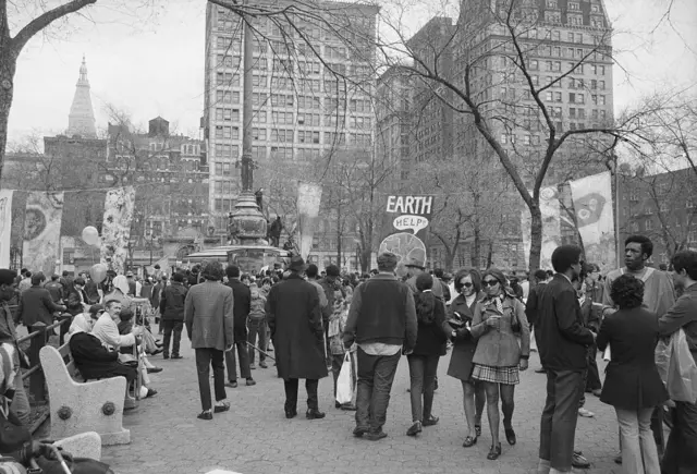 یو شمېر خلک راټول دي شعارونه ورسره دي.